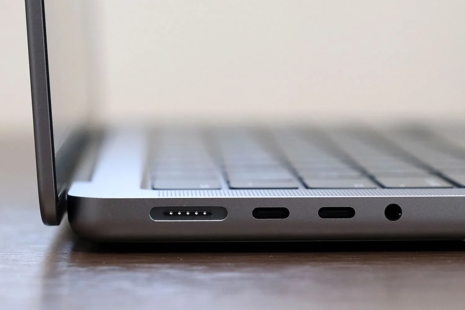 MacBook Pro 14インチ(M2 Pro)本体左側ポート