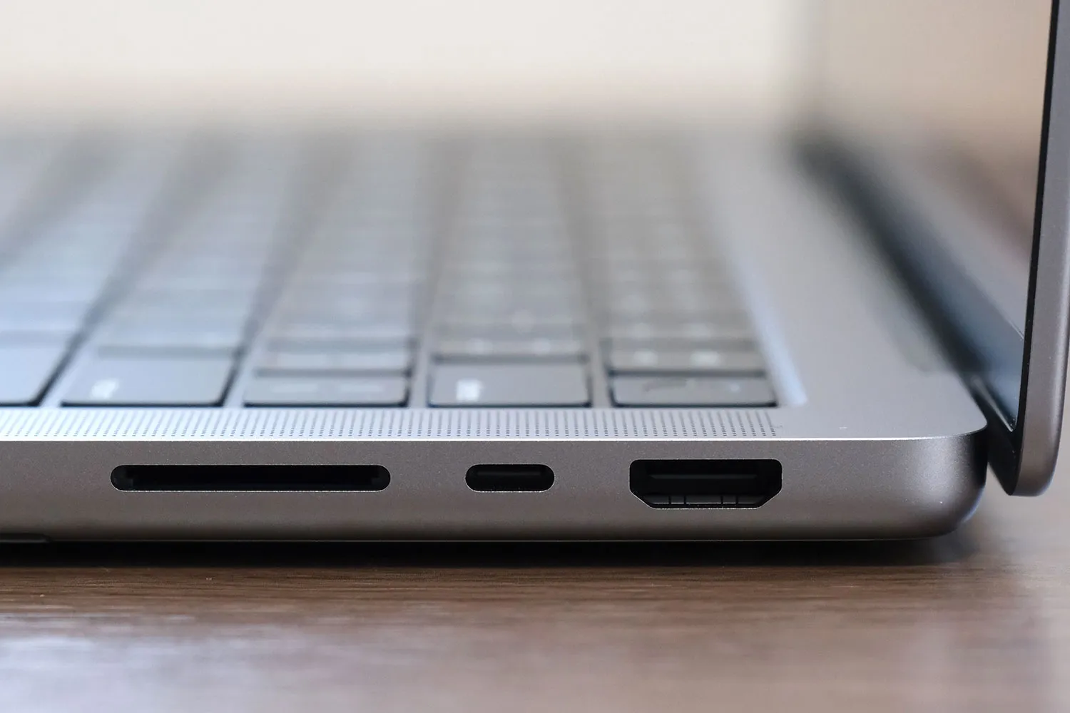 MacBook Pro 14インチ(M2 Pro)本体右側ポート