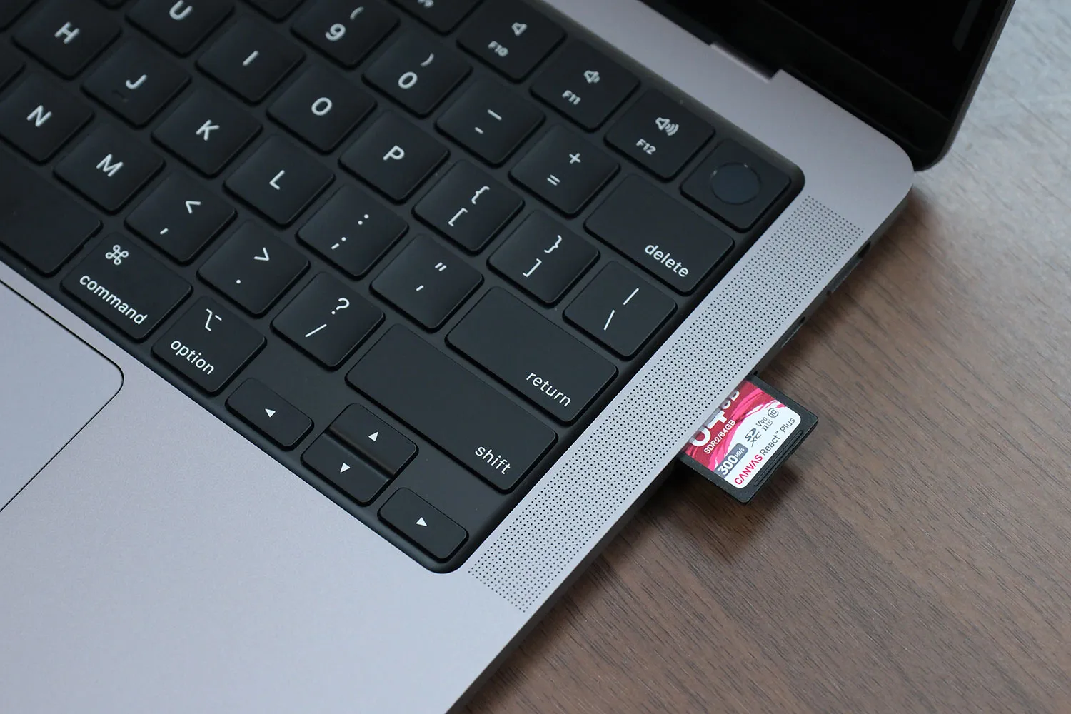 MacBook Pro 14インチ SDカードスロット
