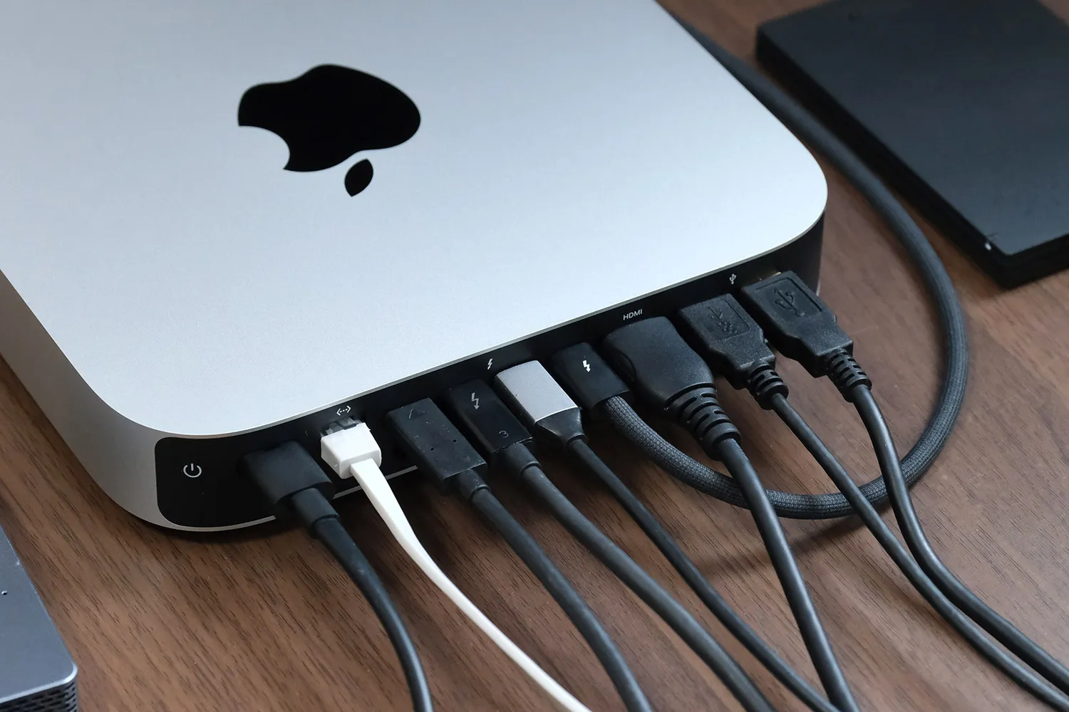 Mac mini(M2 Pro)にケーブルを全挿し