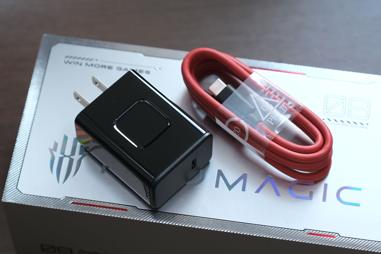 REDMAGIC 8 Pro 電源アダプタとケーブル