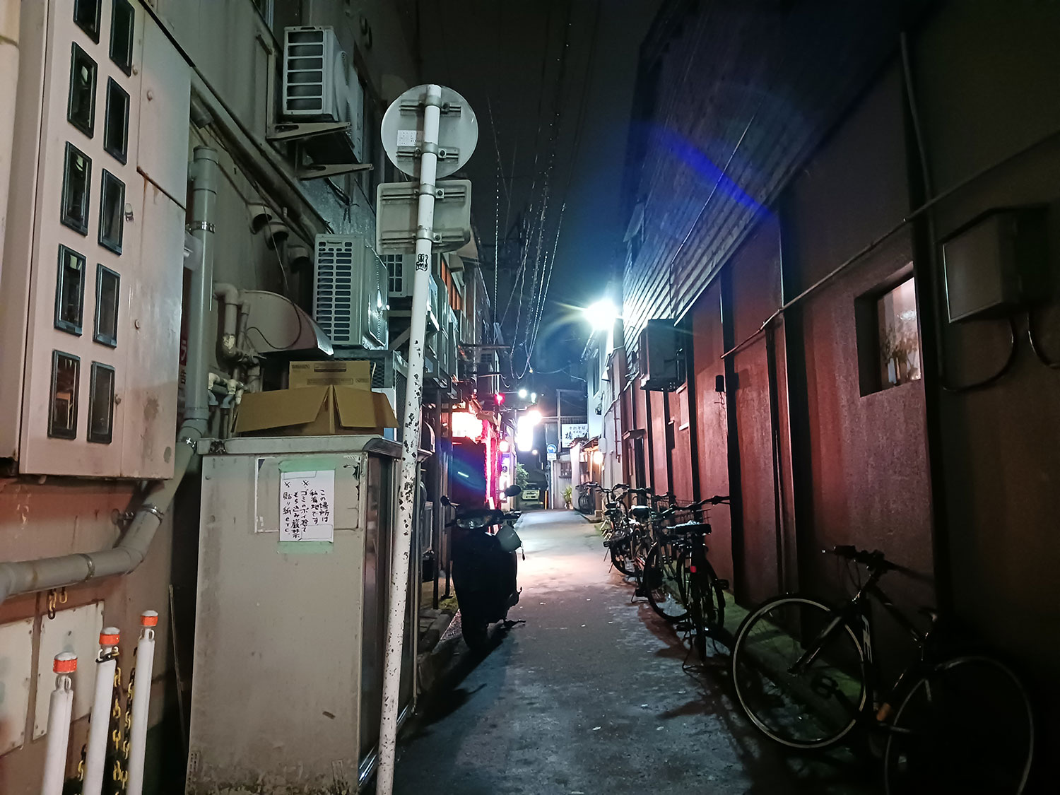 Galaxy A23 広角カメラで夜の裏通を撮影