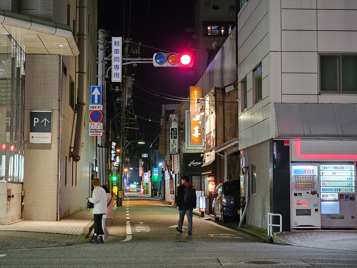 Galaxy S23 Ultra 望遠カメラで夜の裏通を撮影
