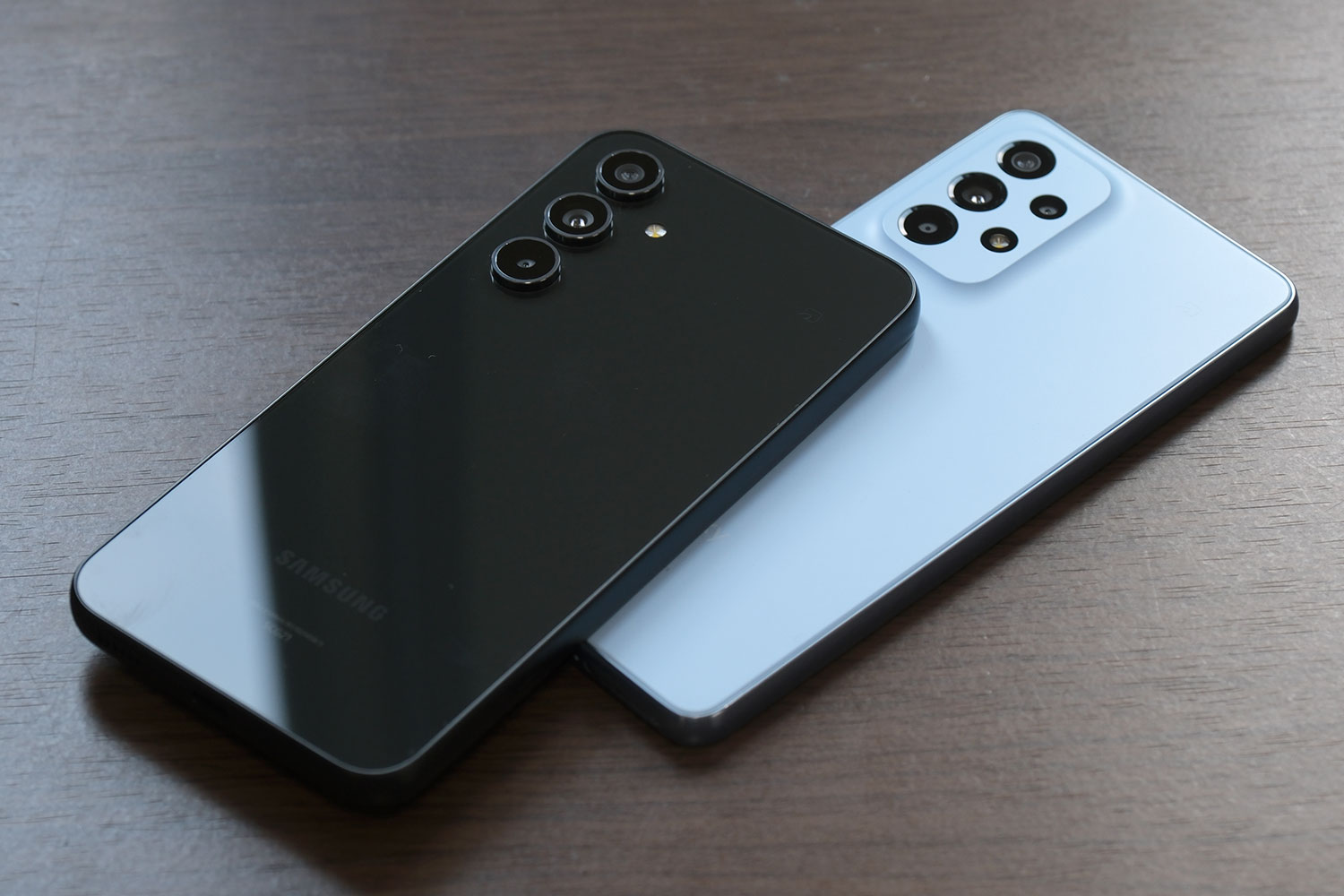 Galaxy A54・A53 背面パネルの素材の違い