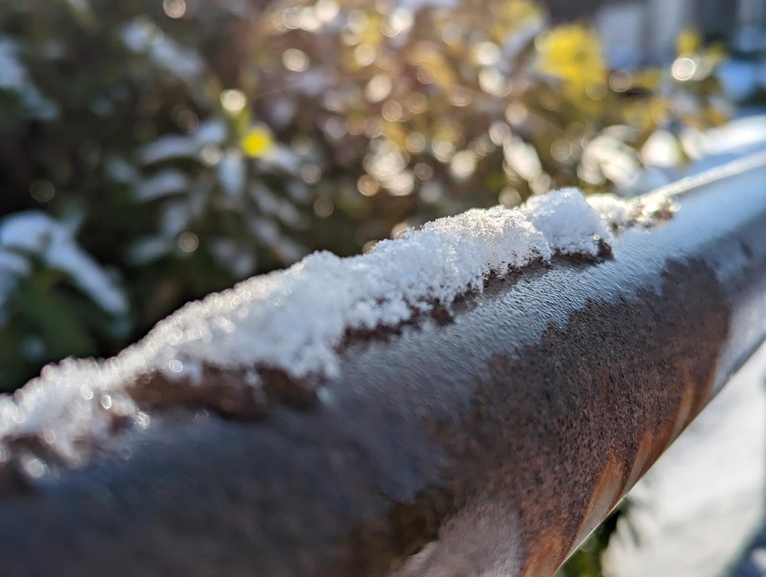 Pixel 7  広角カメラで鉄パイプに積もった雪を撮影
