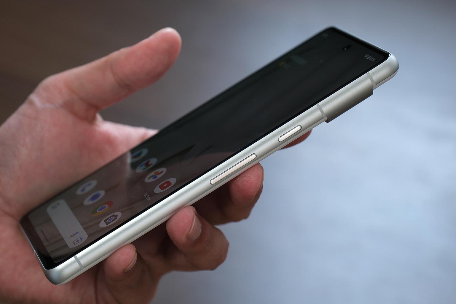 Pixel 7 本体右の操作ボタン