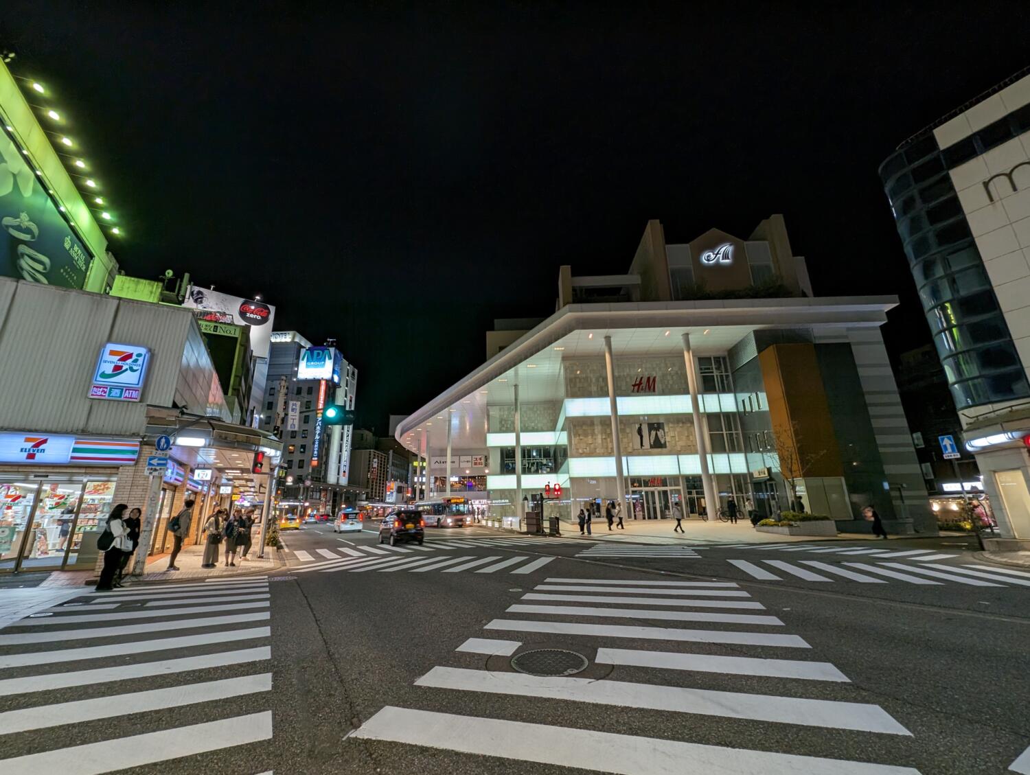 Pixel 8 超広角:夜の街