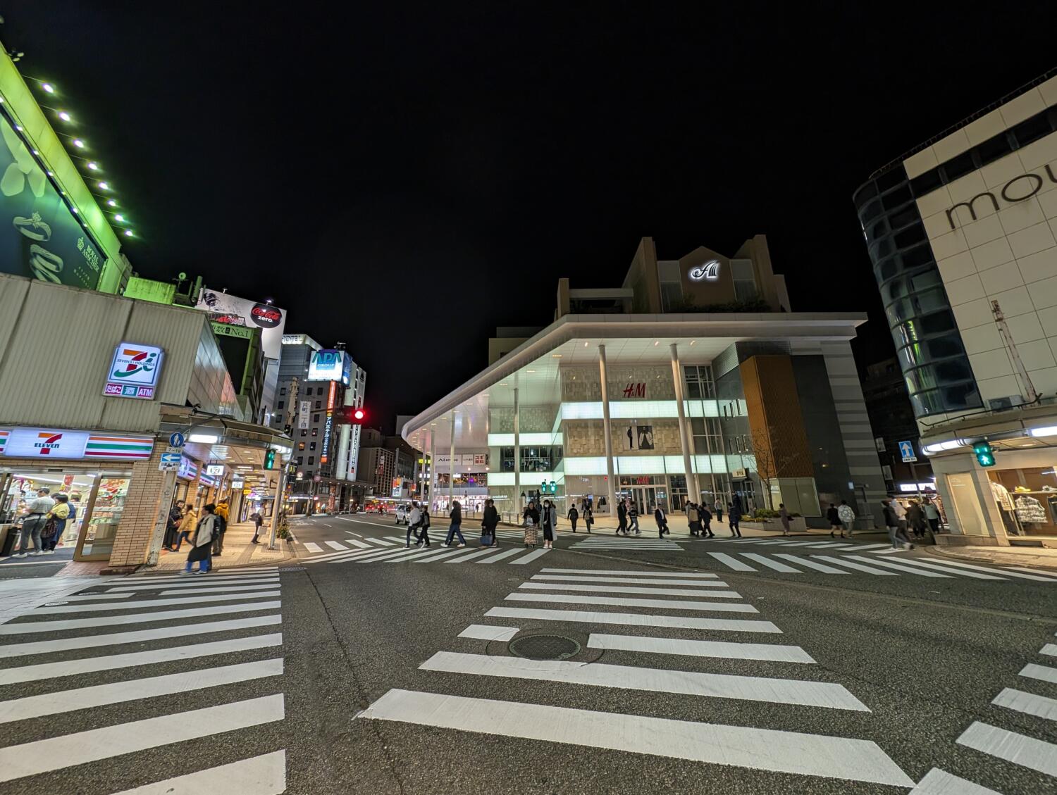 Pixel 8 Pro 超広角:夜の街