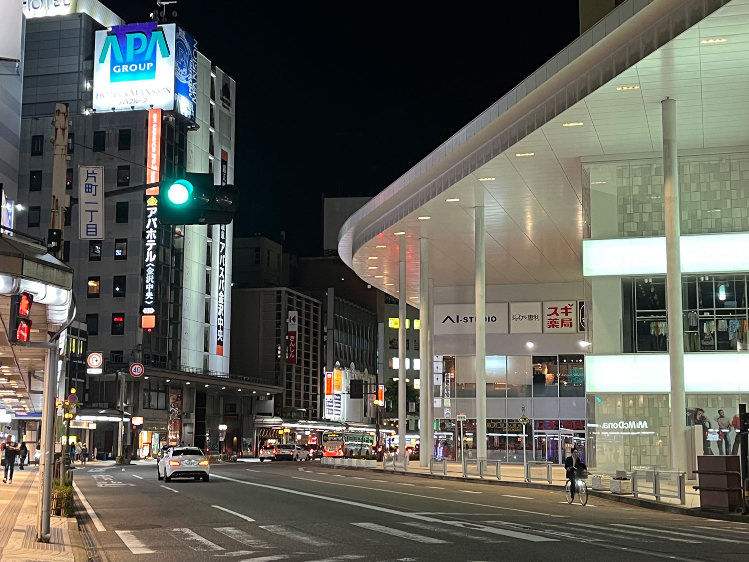 iPhone 13 mini 広角×2で夜の街を撮影