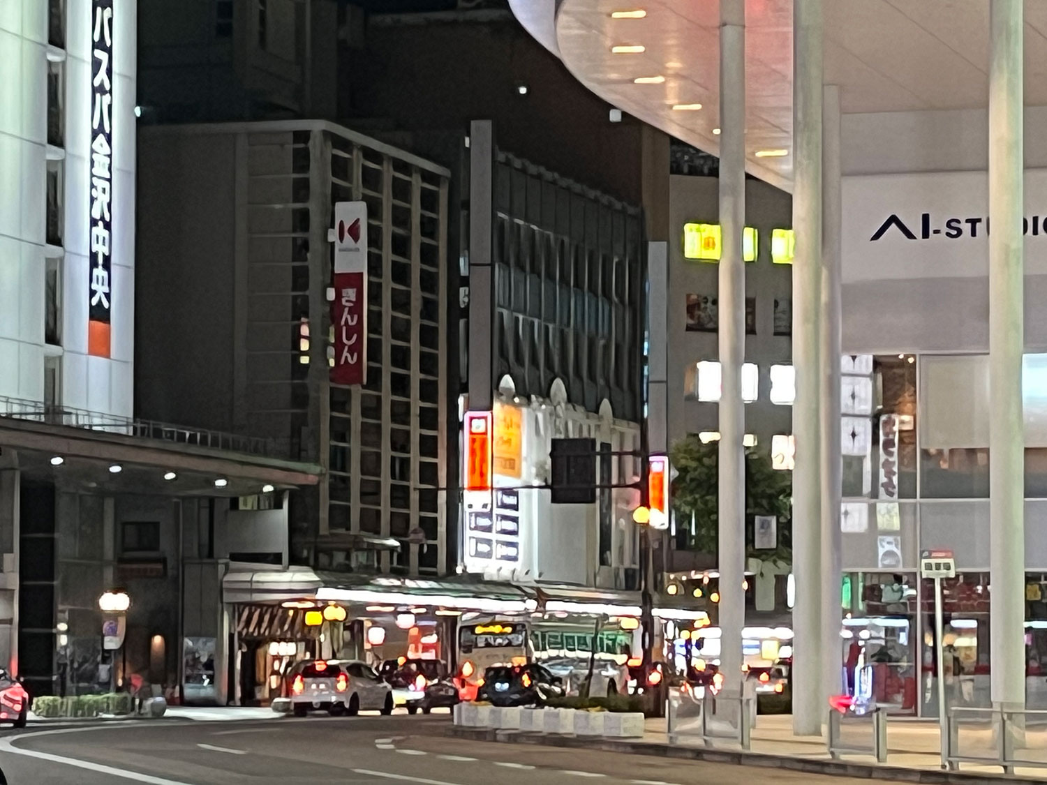 iPhone 13 mini 望遠×5で夜の街を撮影
