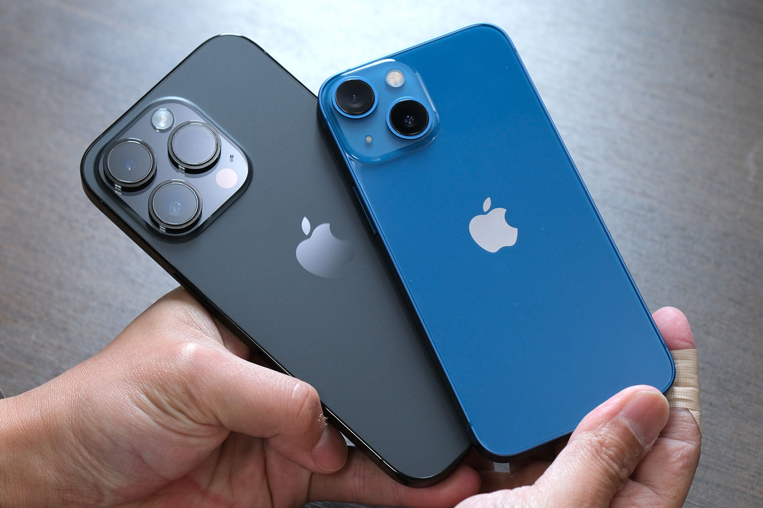 iPhone 14 ProとiPhone 13 mini
