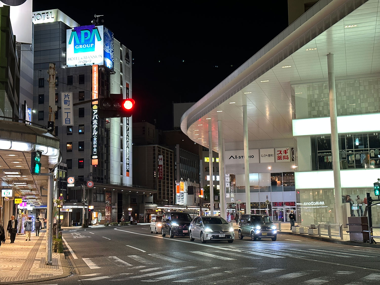 iPhone 14 Pro 広角×2で夜の街を撮影