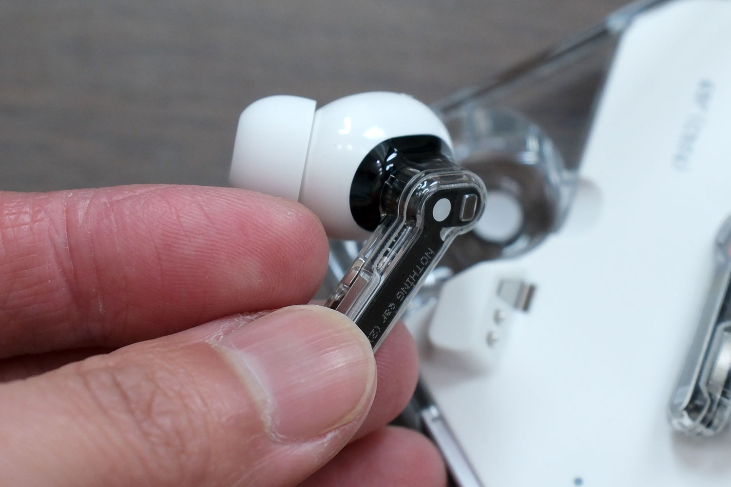 Nothing Ear(2) スティック部分を手で持つ