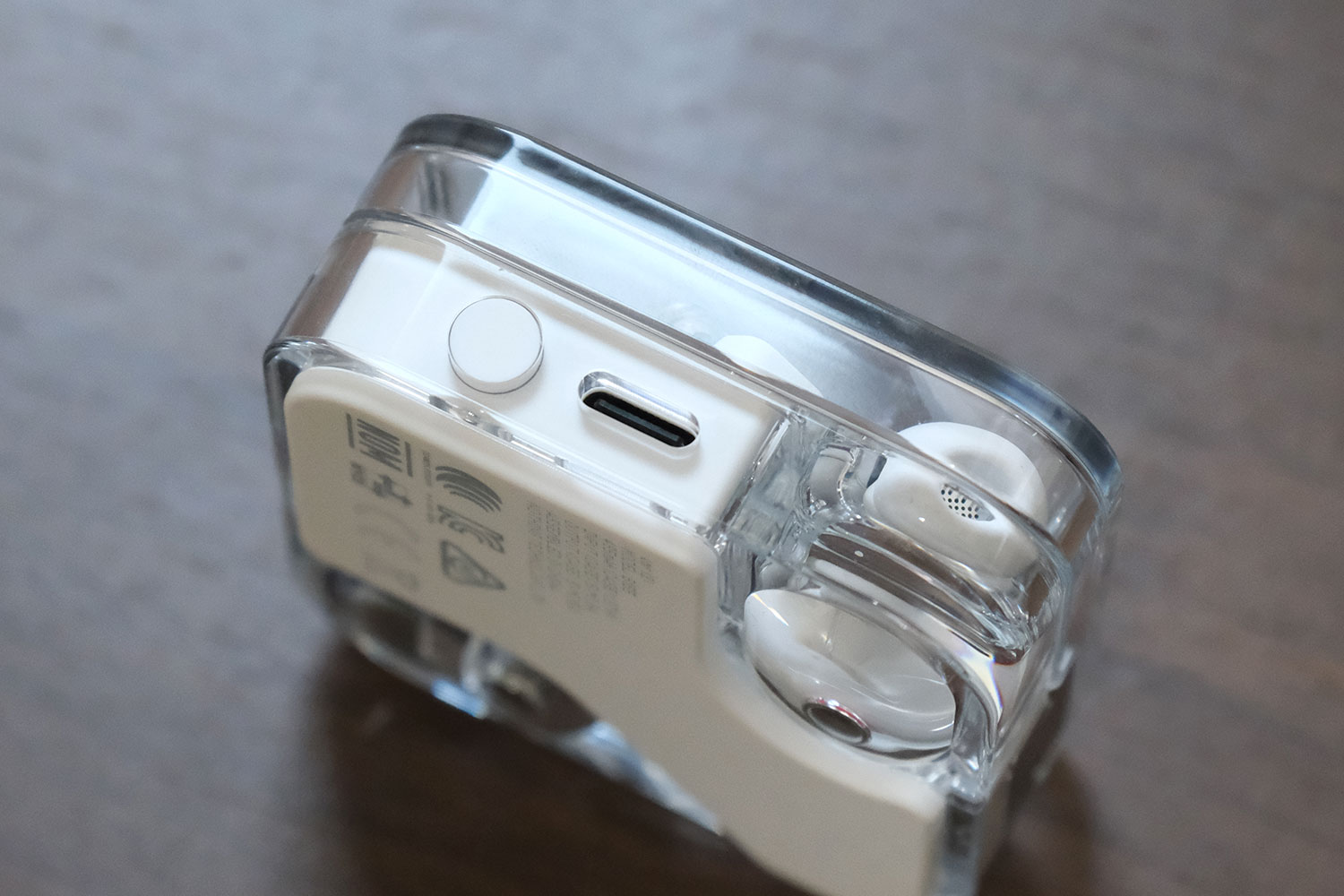 Nothing Ear(2) 充電ポートとボタン
