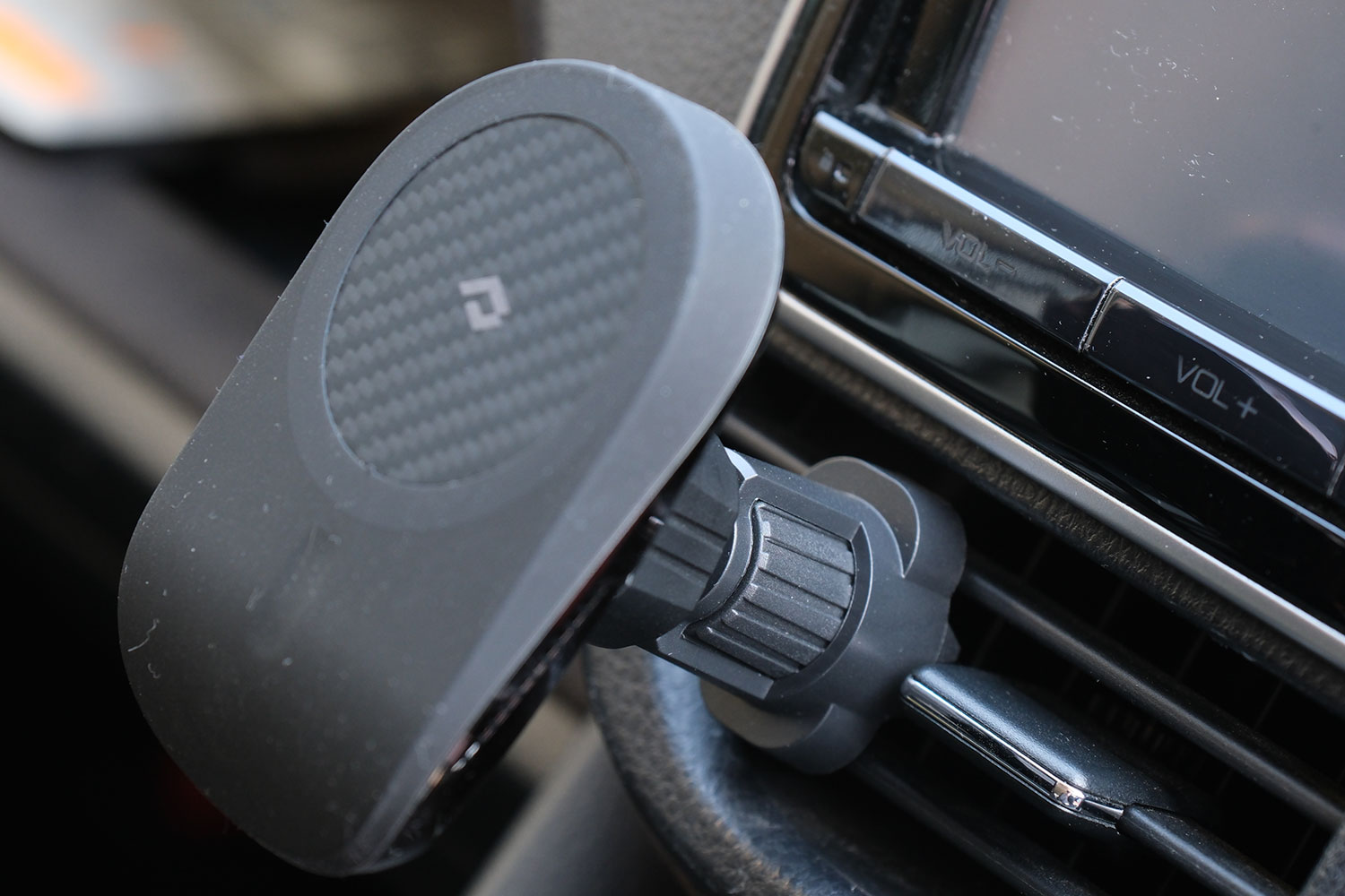 MagEZ Car Mount Pro エアコン部分にしっかり固定できる