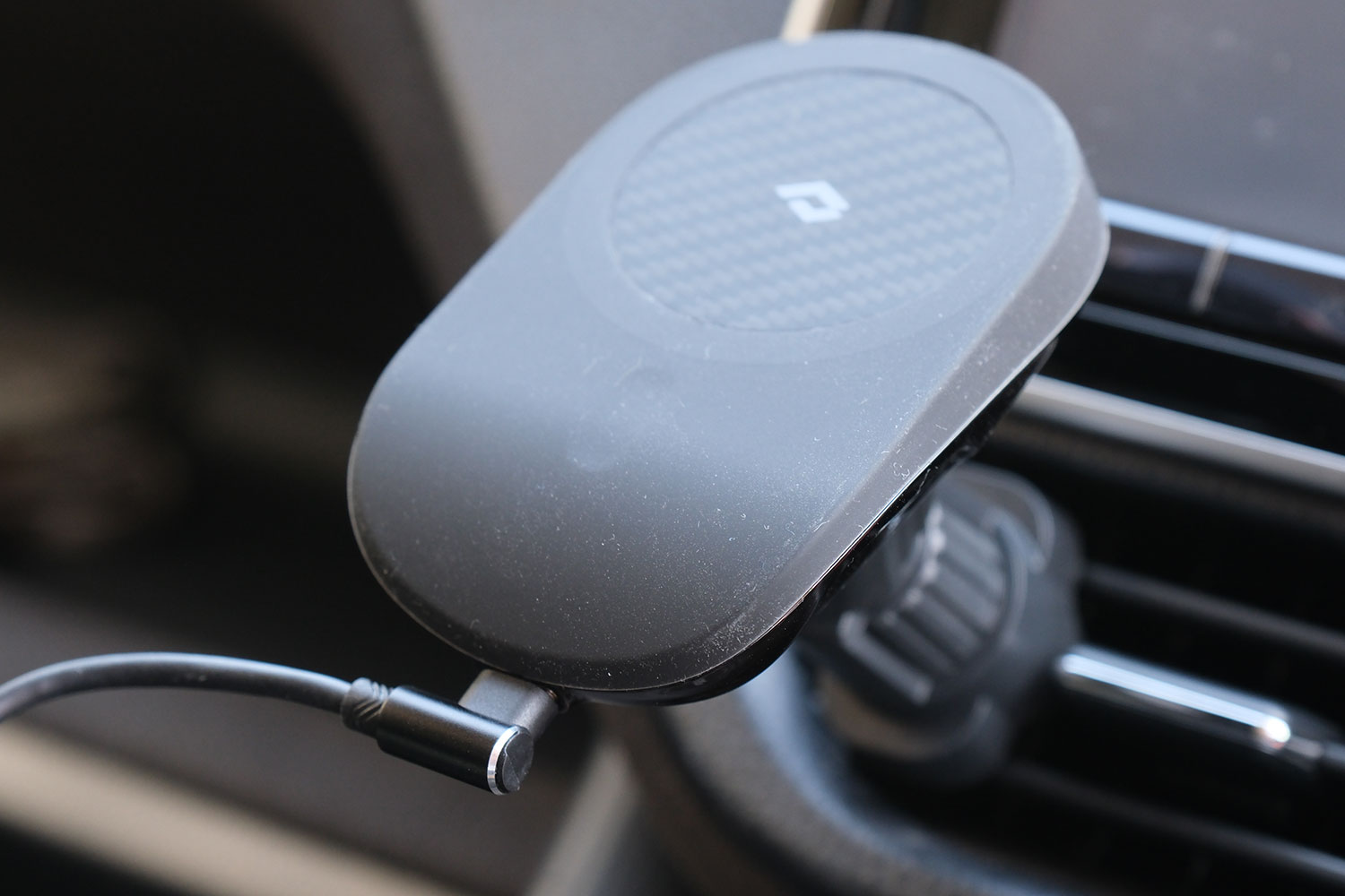MagEZ Car Mount Pro 給電ポート