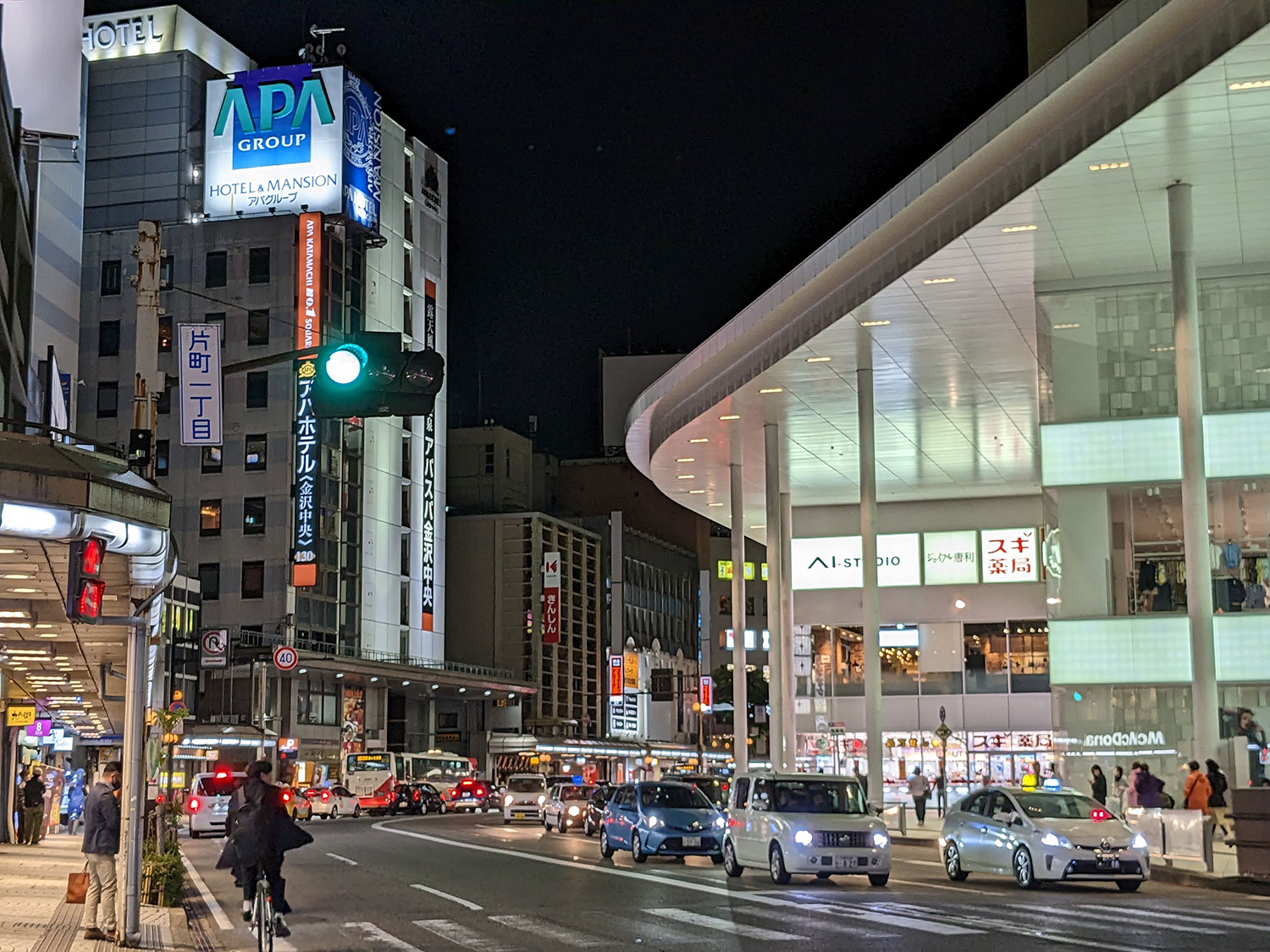 Pixel 6a 広角ズーム2倍で夜の街を撮影