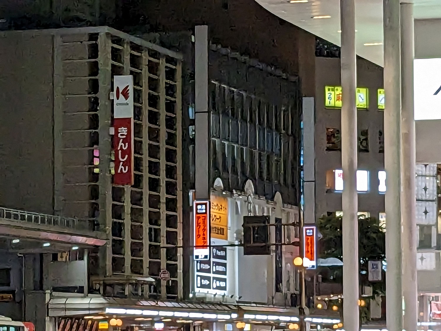 Pixel 6a 広角ズーム7倍で夜の街を撮影