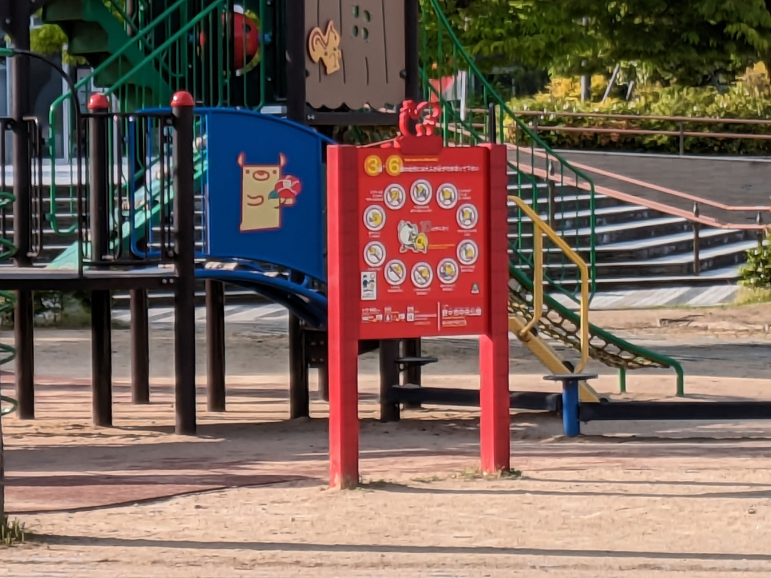 Pixel 7a 広角8倍ズームで公園の遊具を撮影
