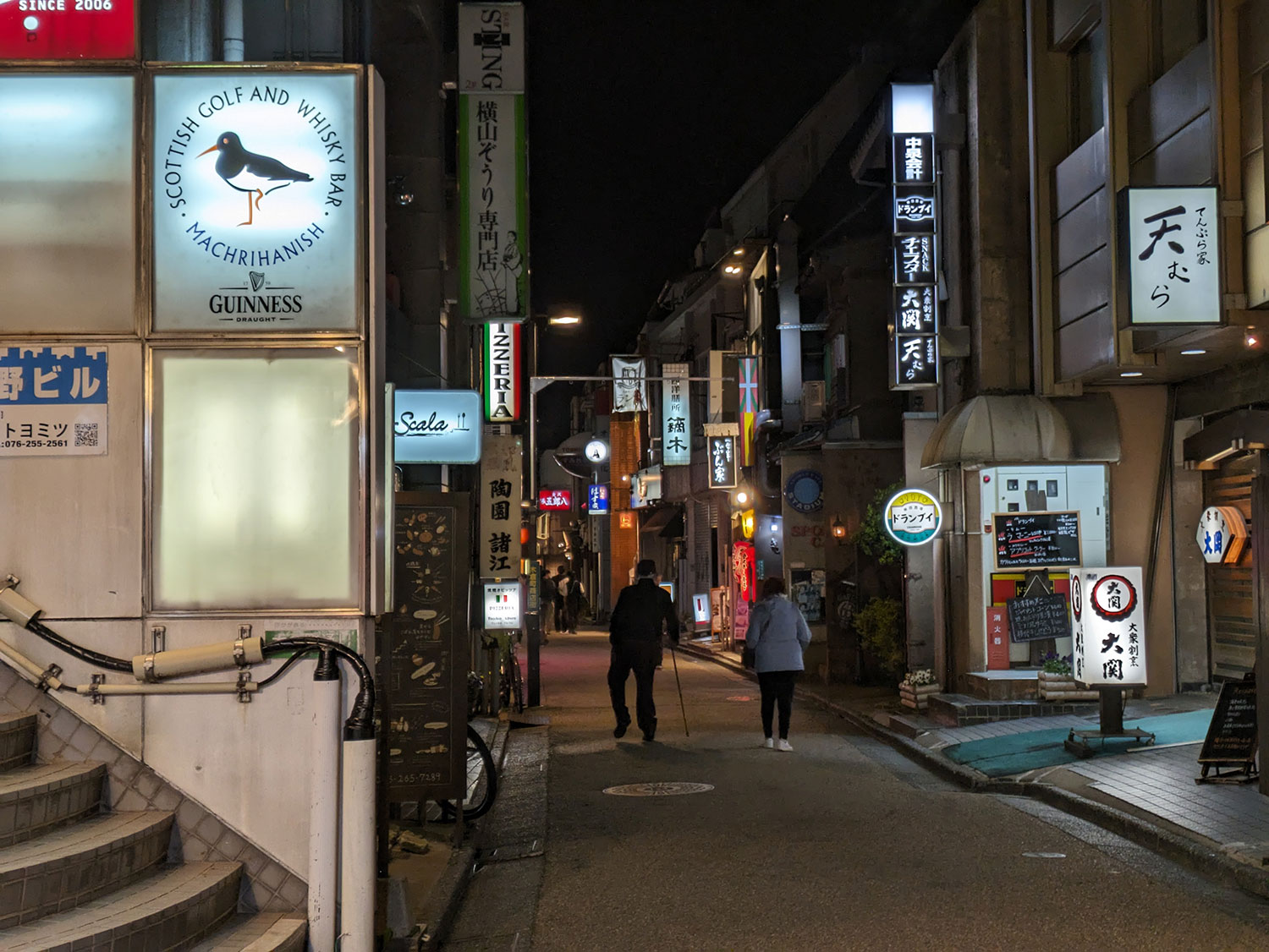 Pixel 7a 広角2倍ズームで飲み屋街を撮影