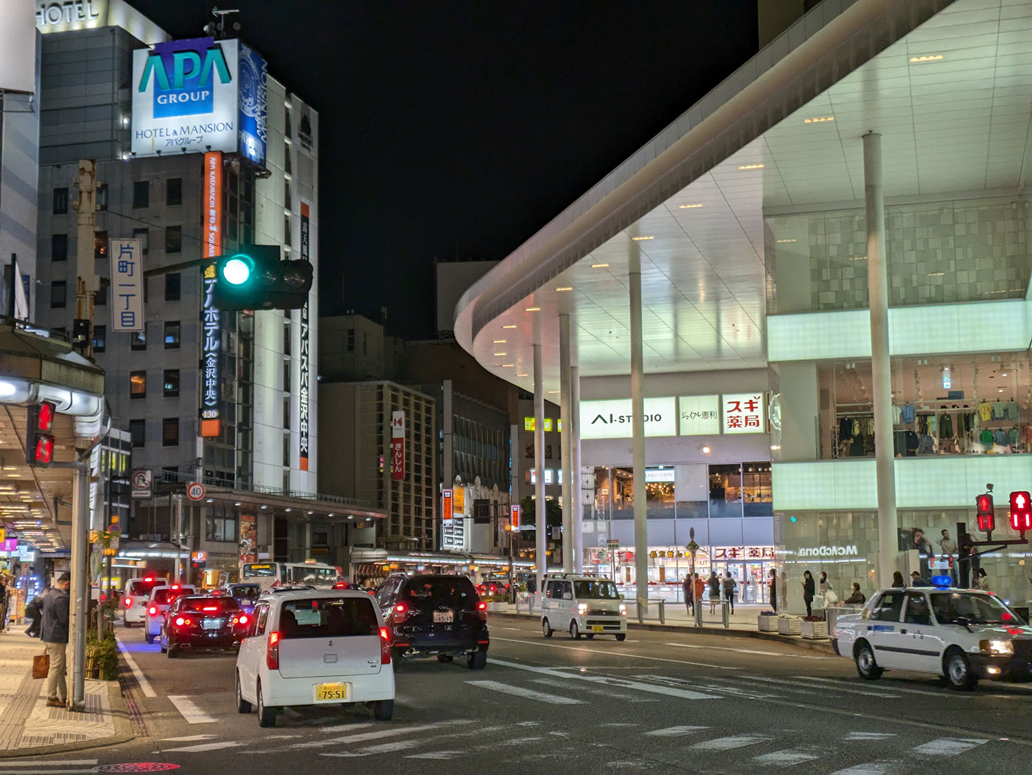 Pixel 7a 広角ズーム2倍で夜の街を撮影