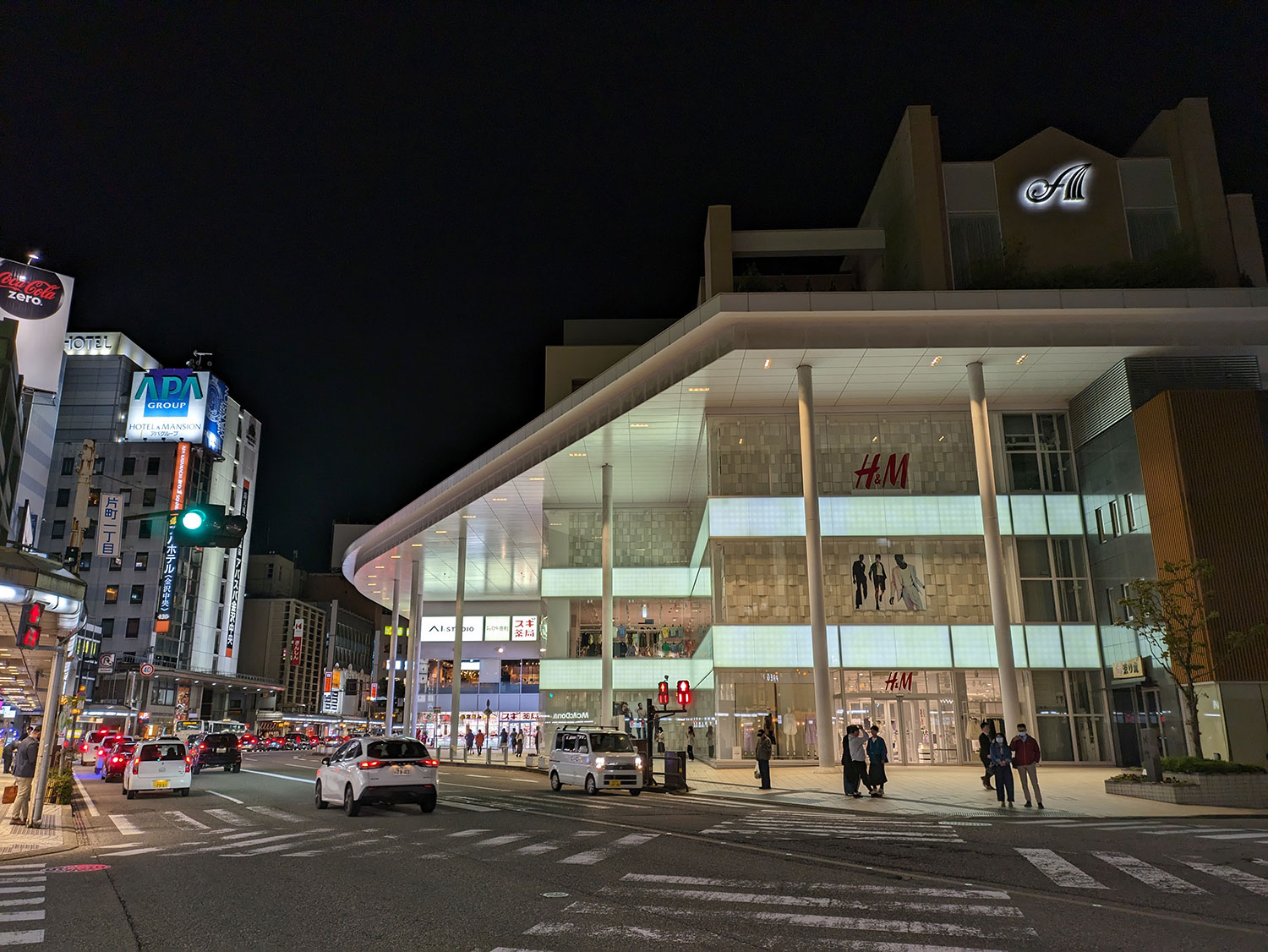 Pixel 7a 広角カメラで夜の街を撮影