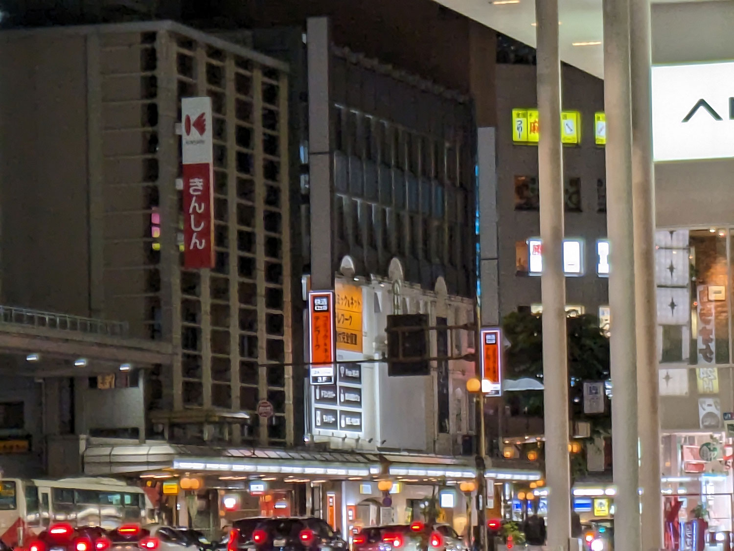 Pixel 7a 広角ズーム7倍で夜の街を撮影