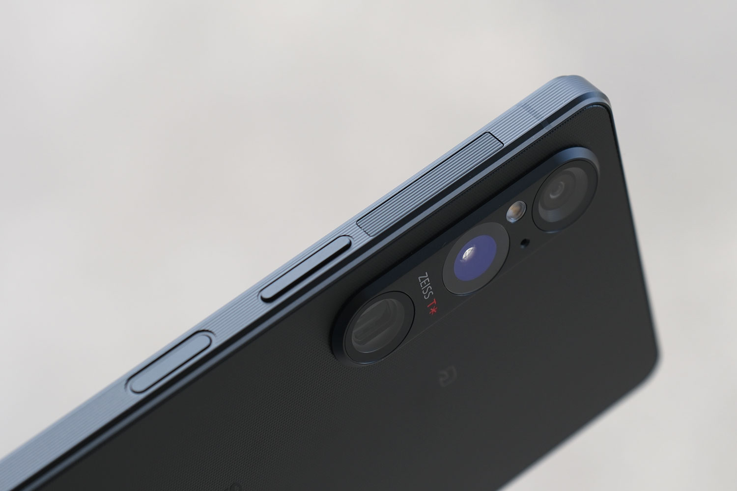 Xperia 1 V サイドフレームのスレッド加工