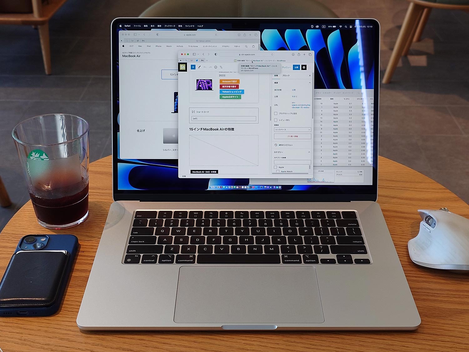 15インチMacBook Airとスタバ丸テーブル