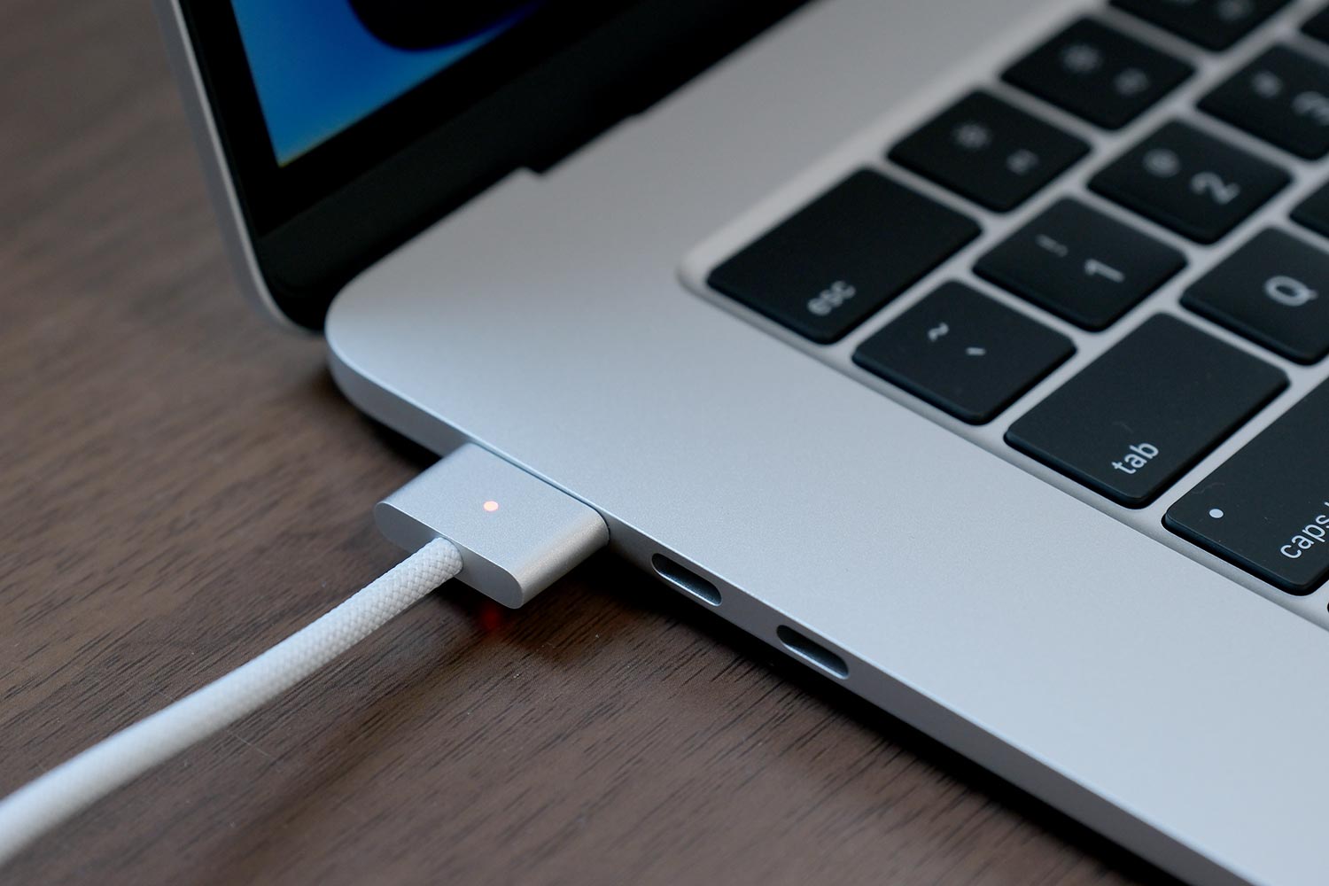 15インチMacBook AirをMagSafe 3ケーブルで充電