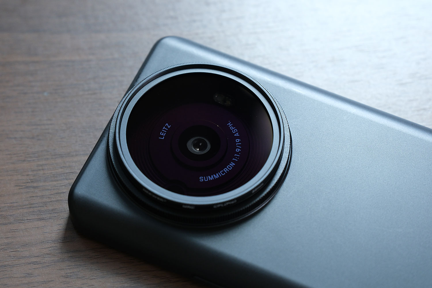 AQUOS R8 pro PLフィルター装着