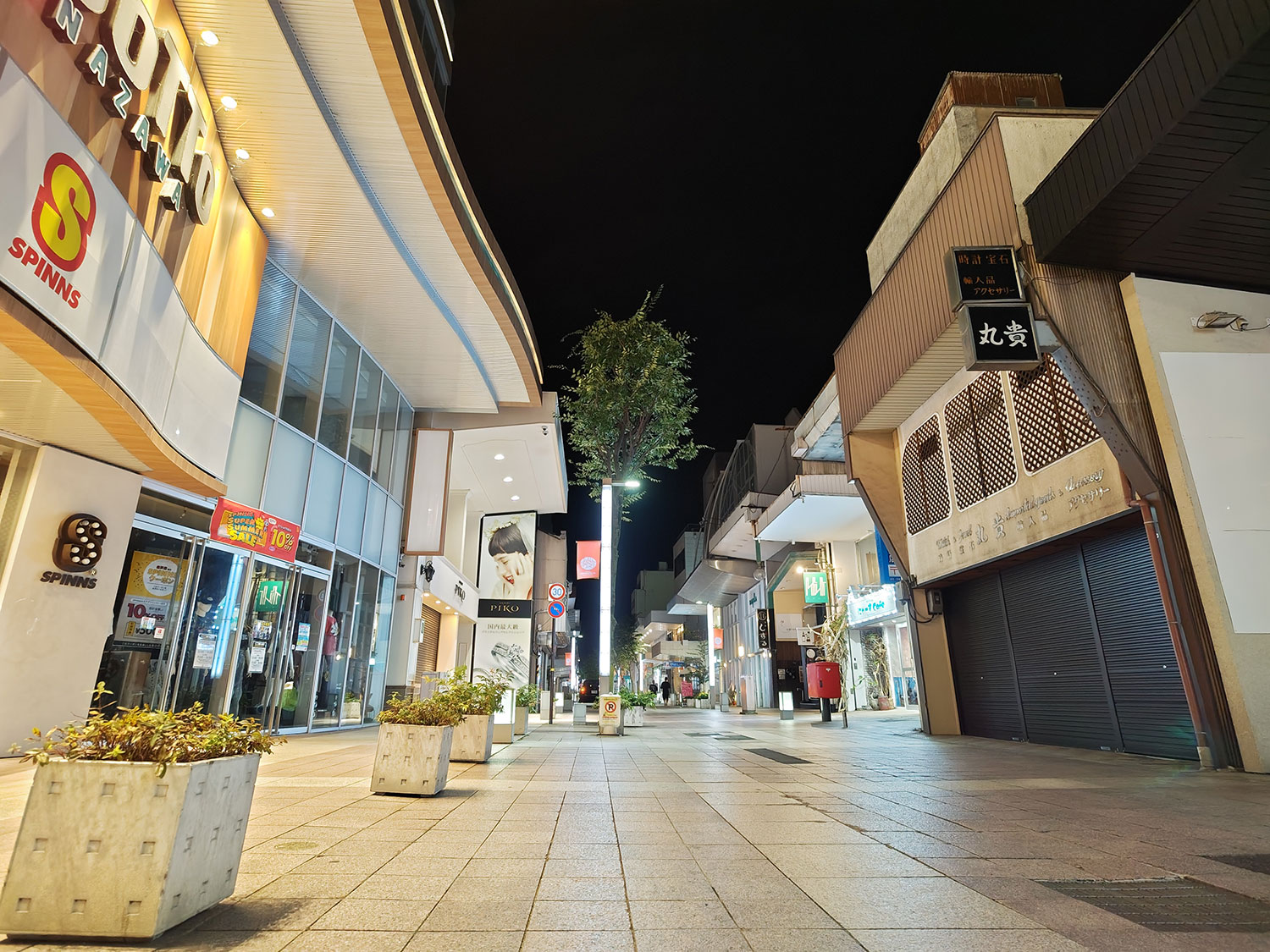 AQUOS R8 pro 広角0.7倍で夜の街を撮影