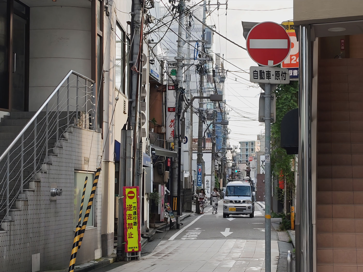 AQUOS R8 pro 広角3倍で裏路地を撮影