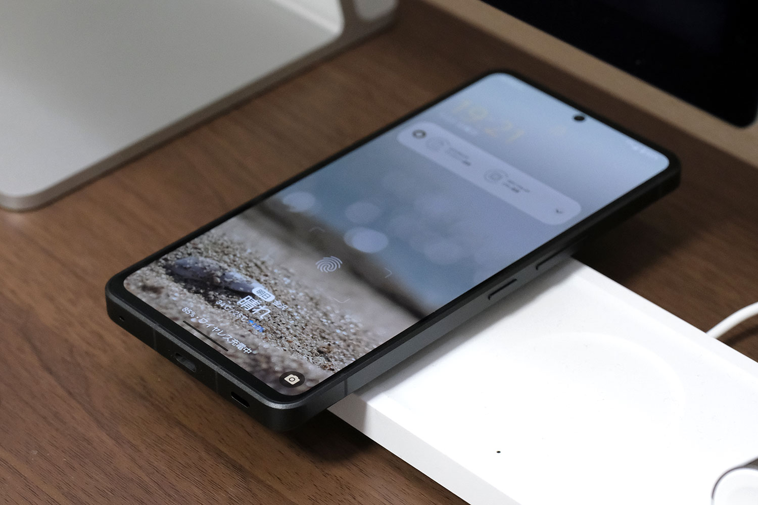 AQUOS R8 pro ワイヤレス充電対応