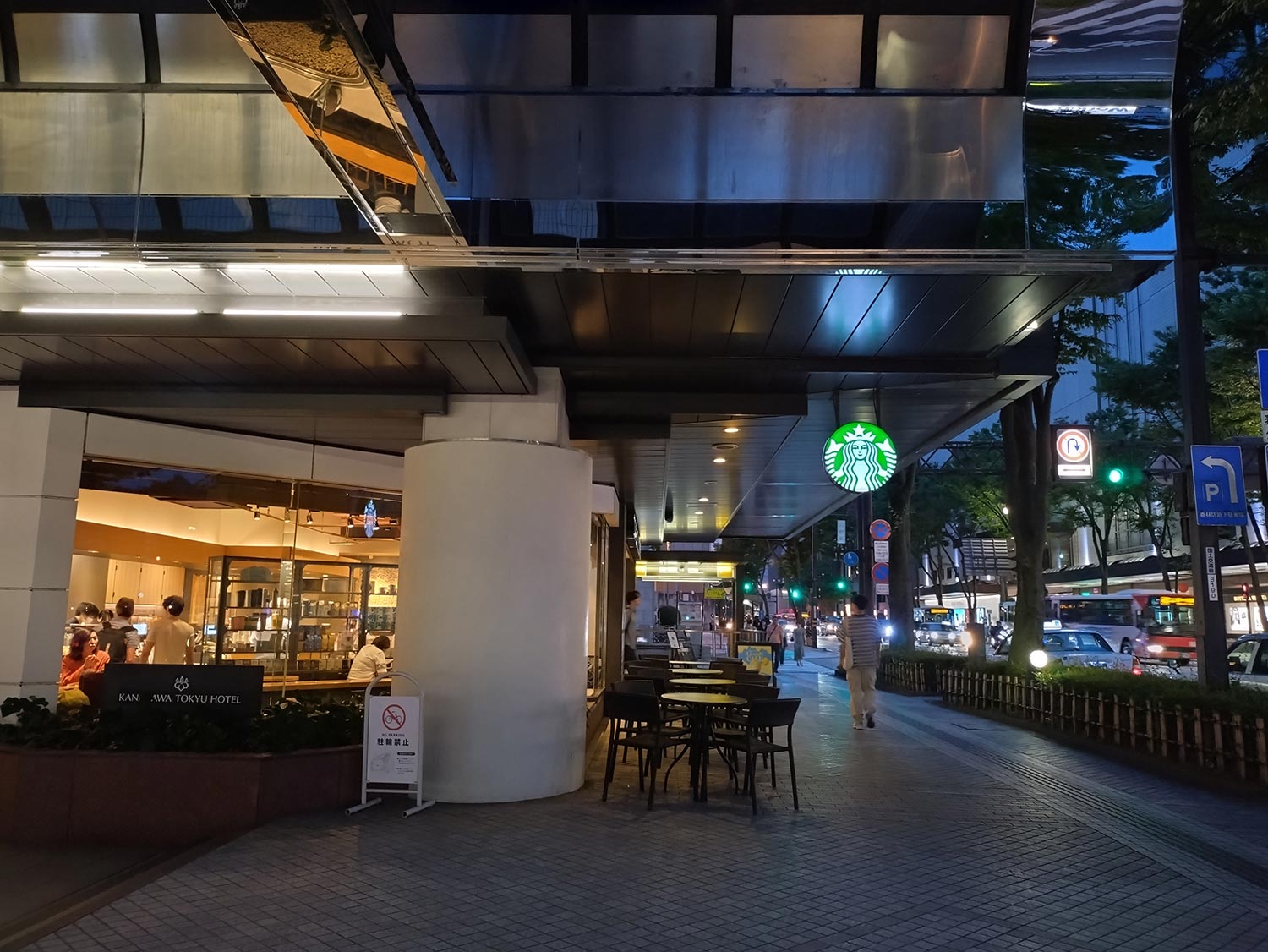 Xperia 10 V 広角カメラで夜のスタバを撮影