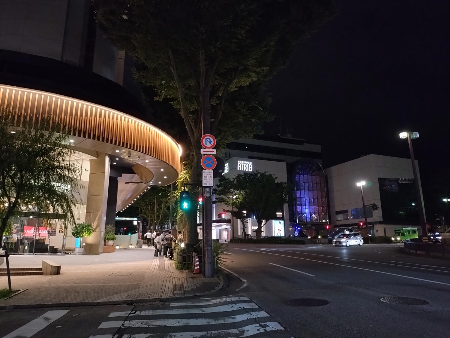 Xperia 10 V 広角カメラで夜の街を撮影