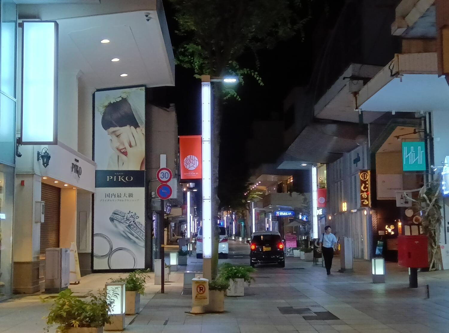AQUOS wish3 広角2倍ズームで夜のストリート街を撮影