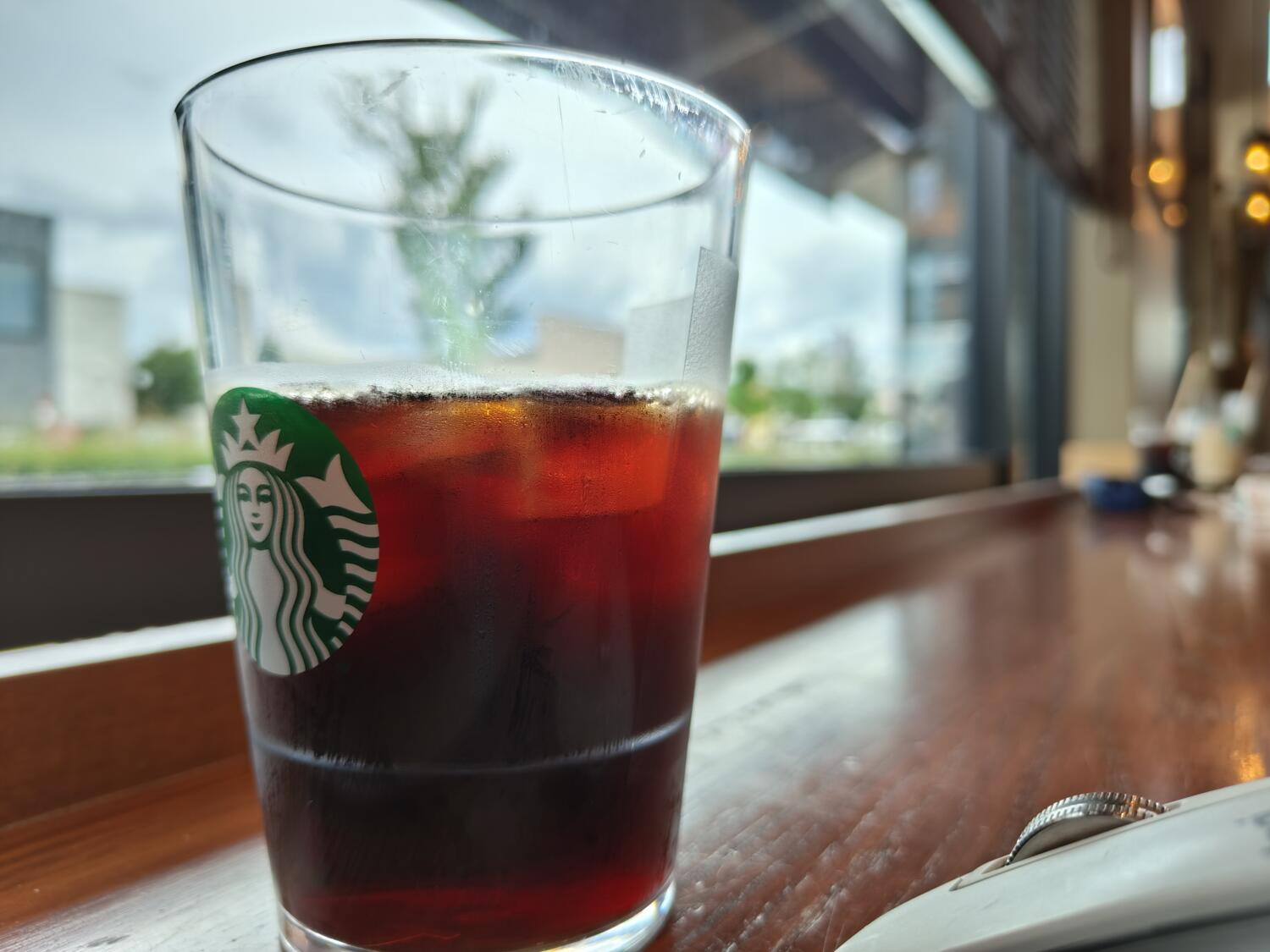 Nothing Phone(2) 広角カメラでスタバのアイスコーヒーを撮影