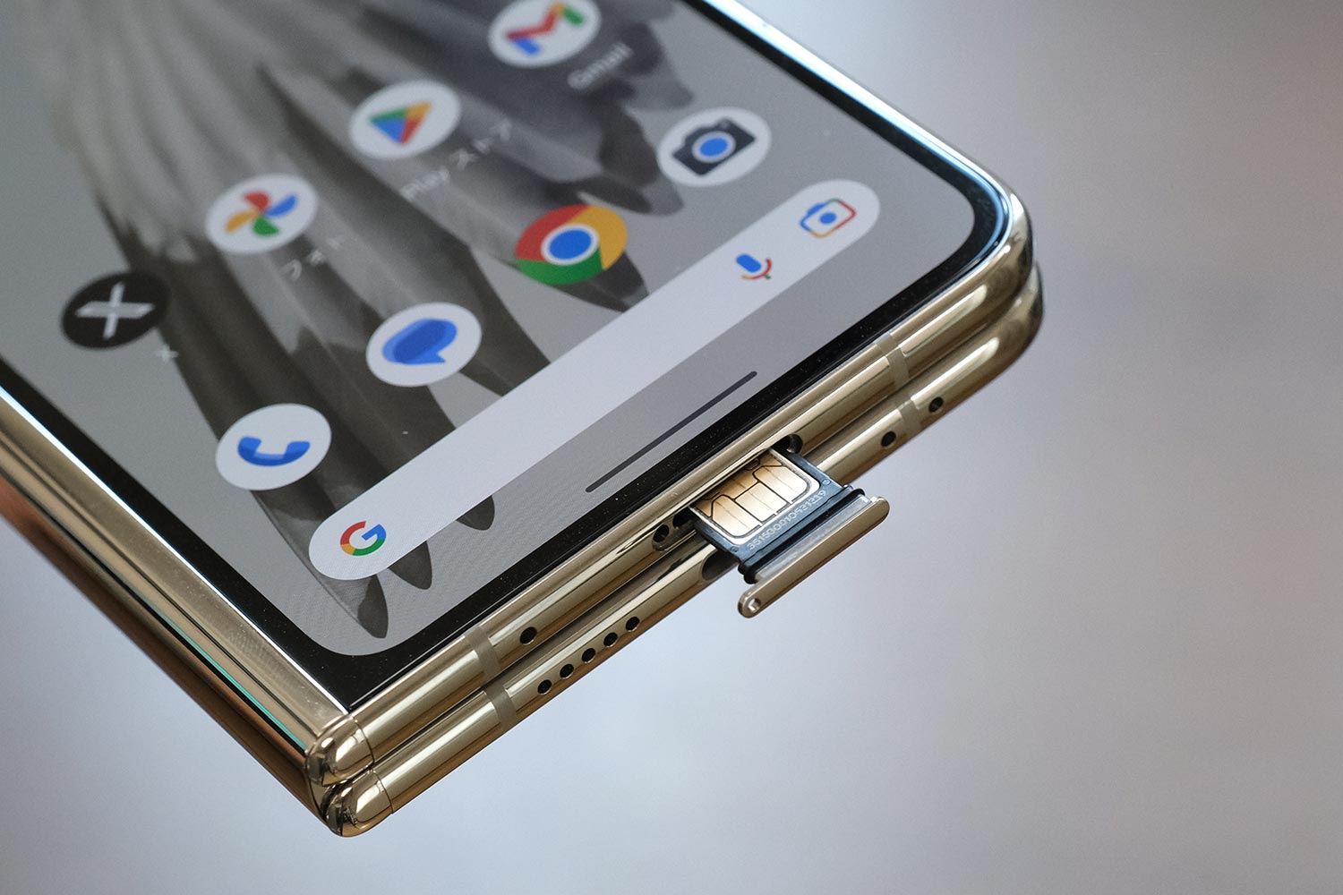 Pixel Fold カードスロット