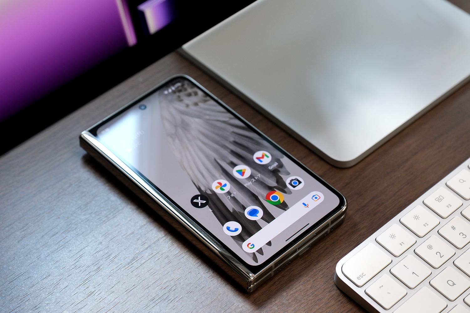 Pixel Fold をテーブルに置く