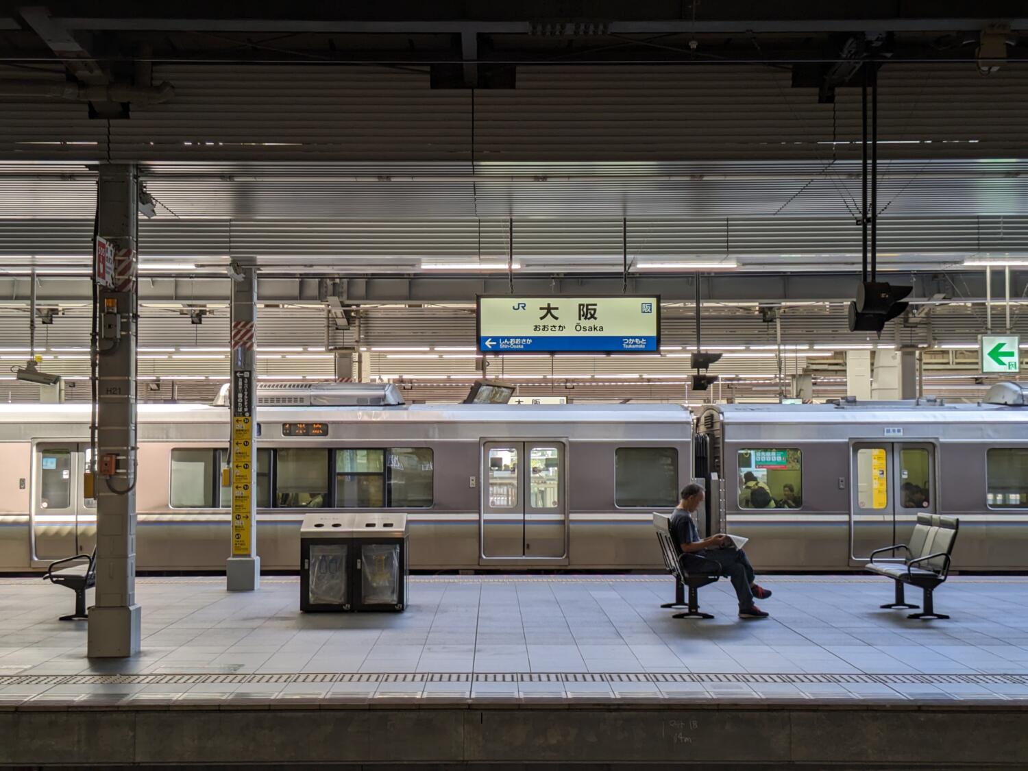 Pixel Fold 広角カメラ(×2)で大阪駅のホームを撮影