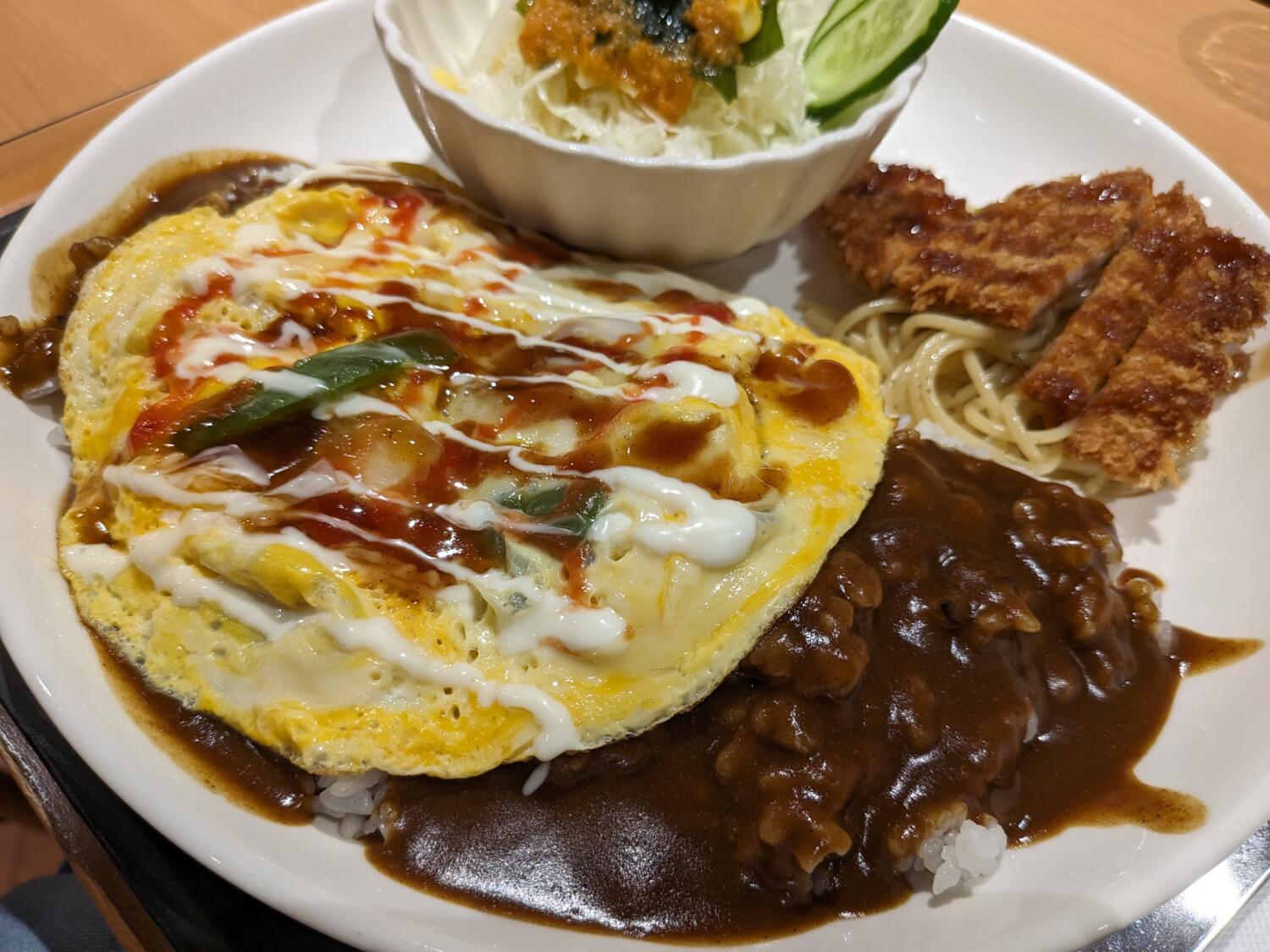Pixel Fold 広角カメラで金沢カレーを撮影