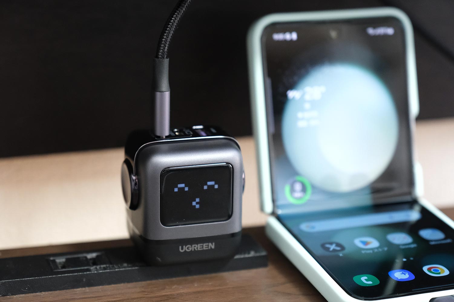 UGREEN Nexode RG 65W 充電中