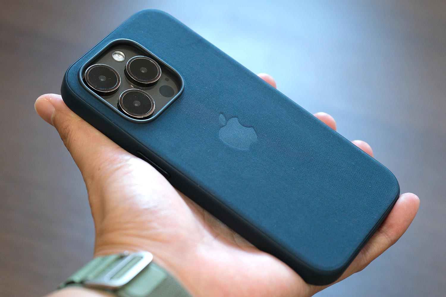 ファインウーブンケース iPhone 15 Pro 背面デザイン