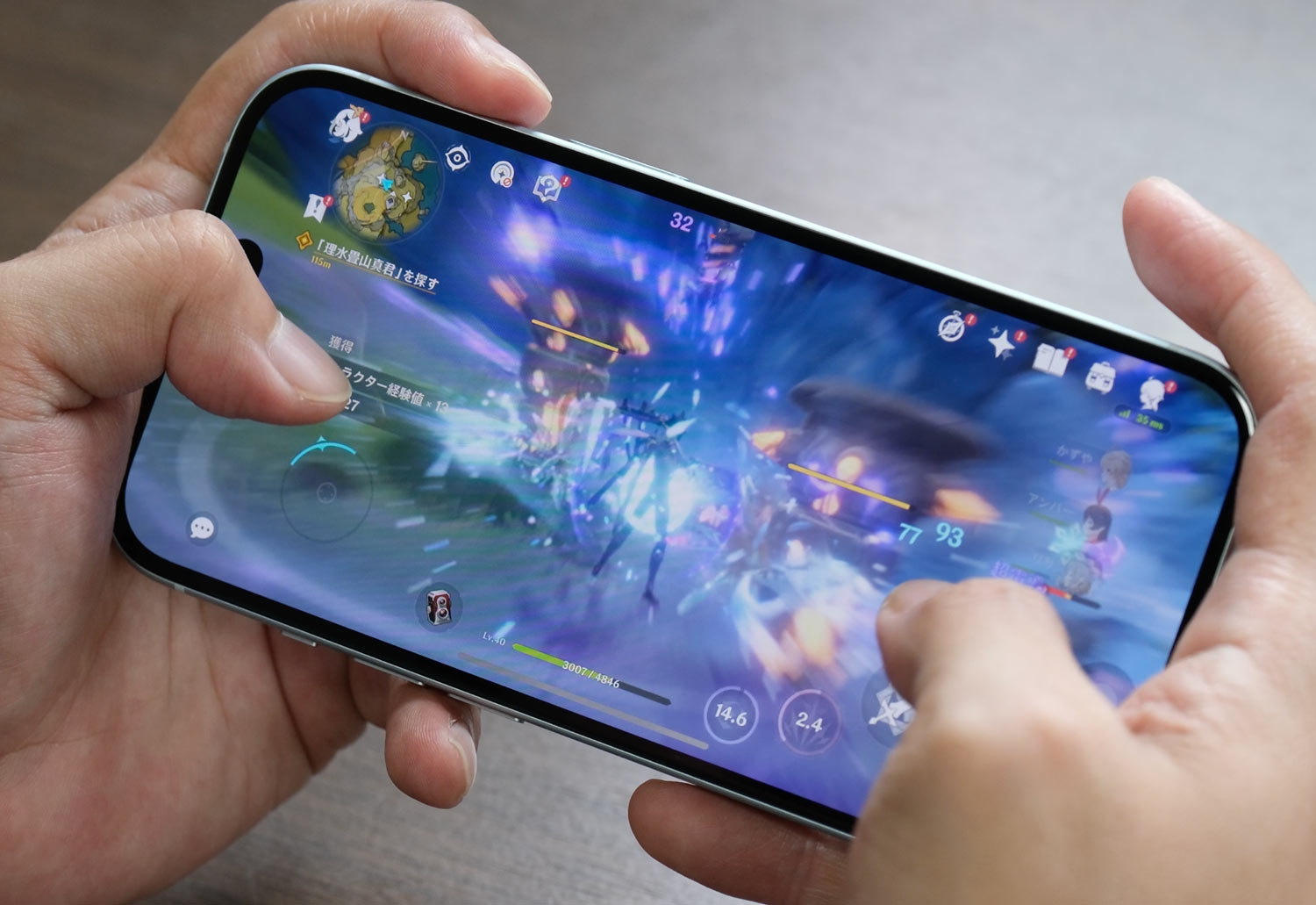 iPhone 15 原神をプレイ
