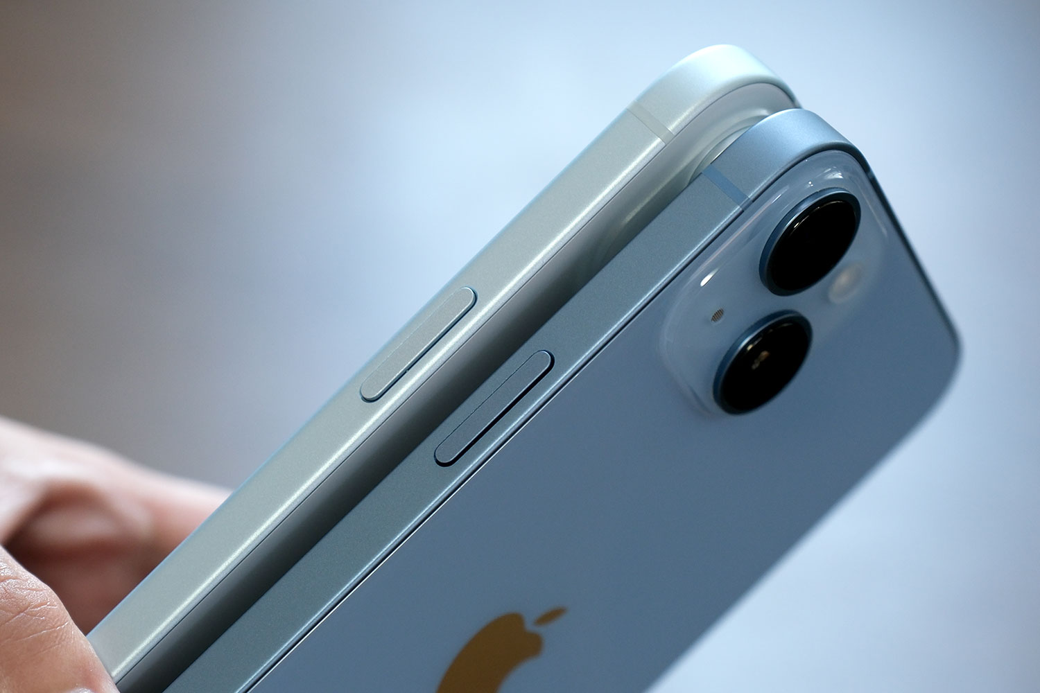iPhone 15 vs iPhone 14 サイドフレーム