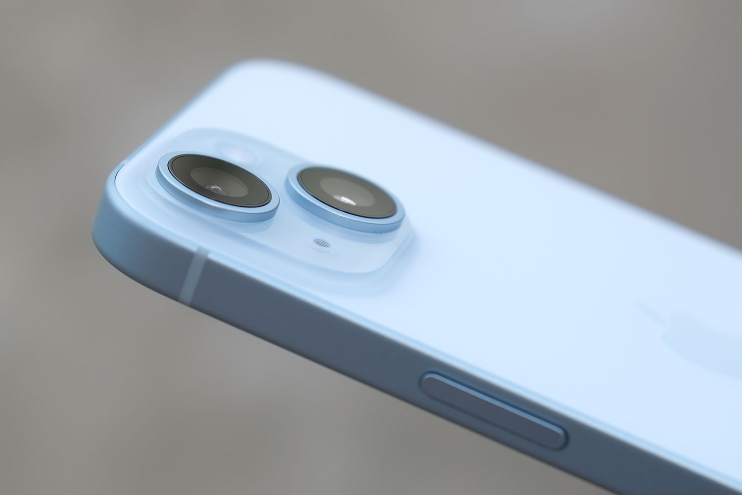 iPhone 15 背面横スタイル