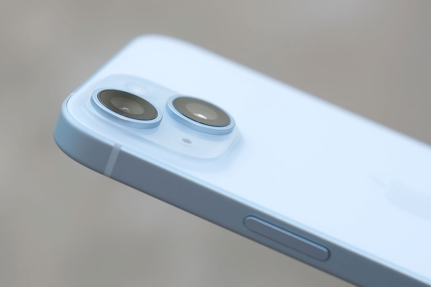 iPhone 15 背面ガラスとカメラ部分