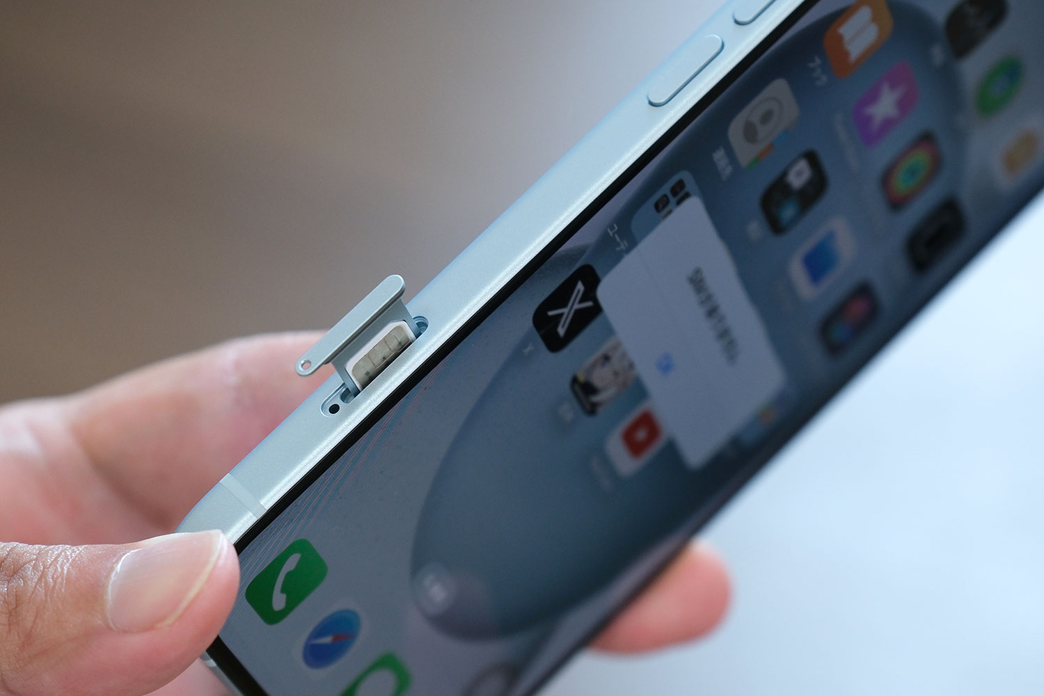 iPhone 15 SIMカードスロット