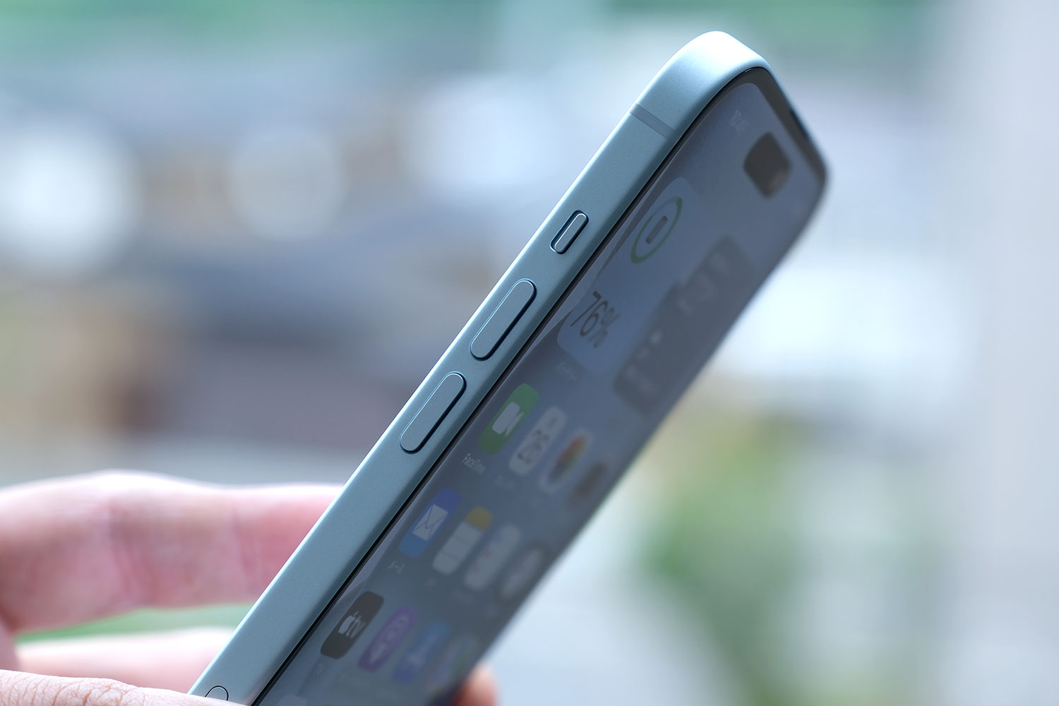 iPhone 15 操作ボタン